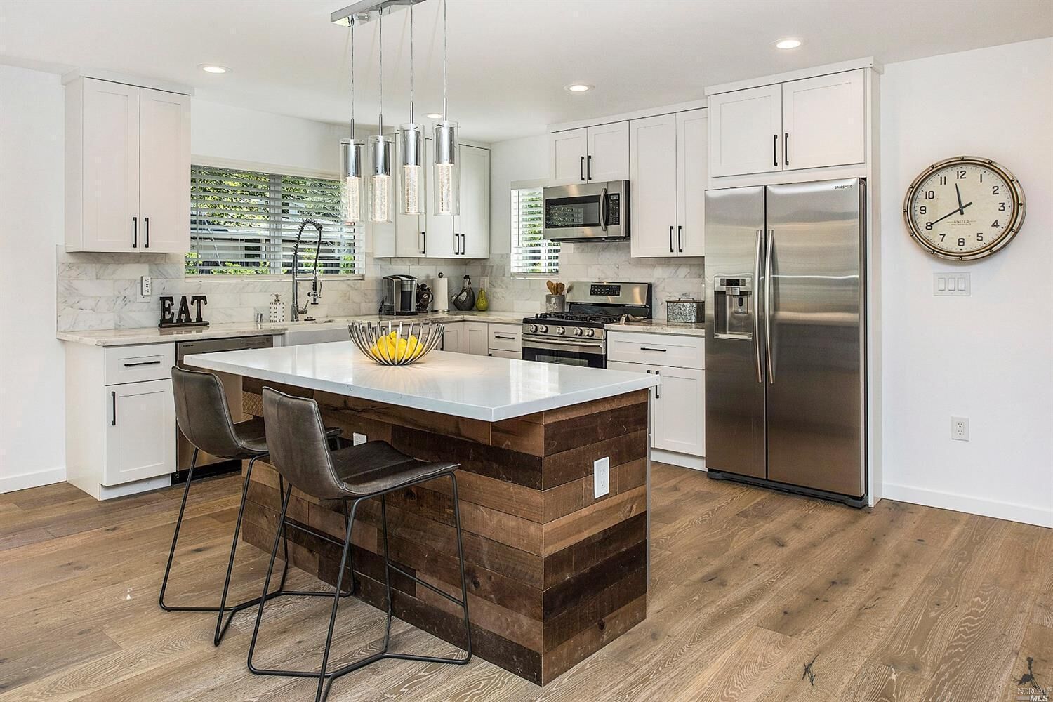 Réfrigérateur, four à micro-ondes, un four, surface de cuisson