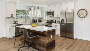 Frigorífico, microondas, horno y placa de cocina