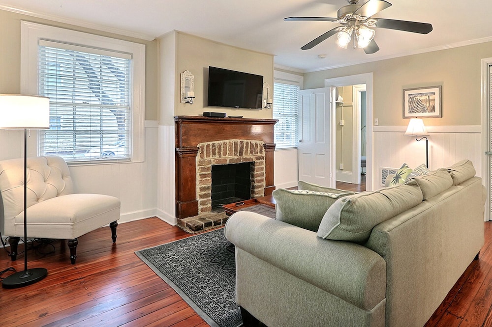 Cozy Condo with Private Patio 1 Block to Forsyth Park