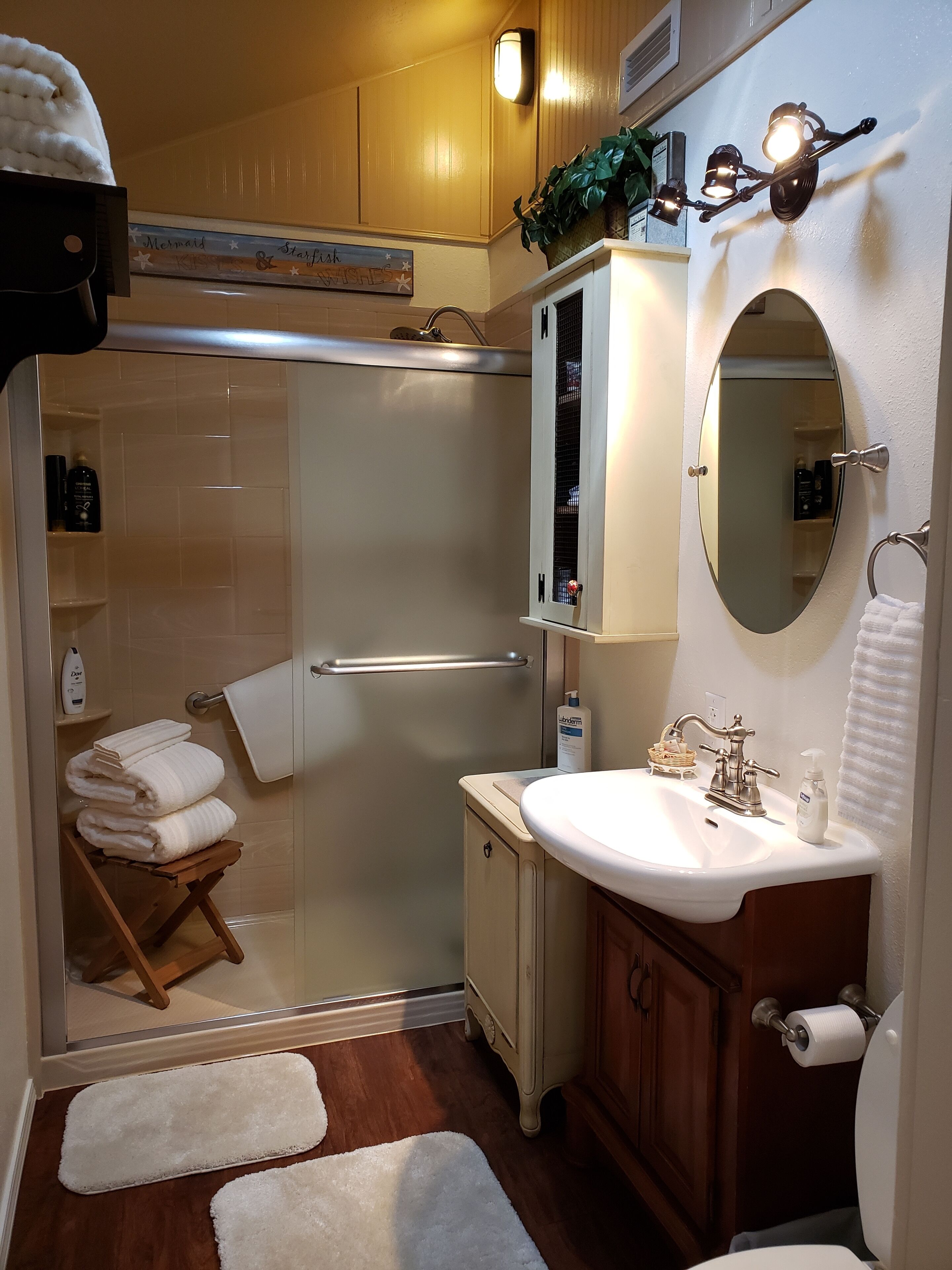 Get away to the cool mountains and relax at the Cuddle Cottage! Double occupancy