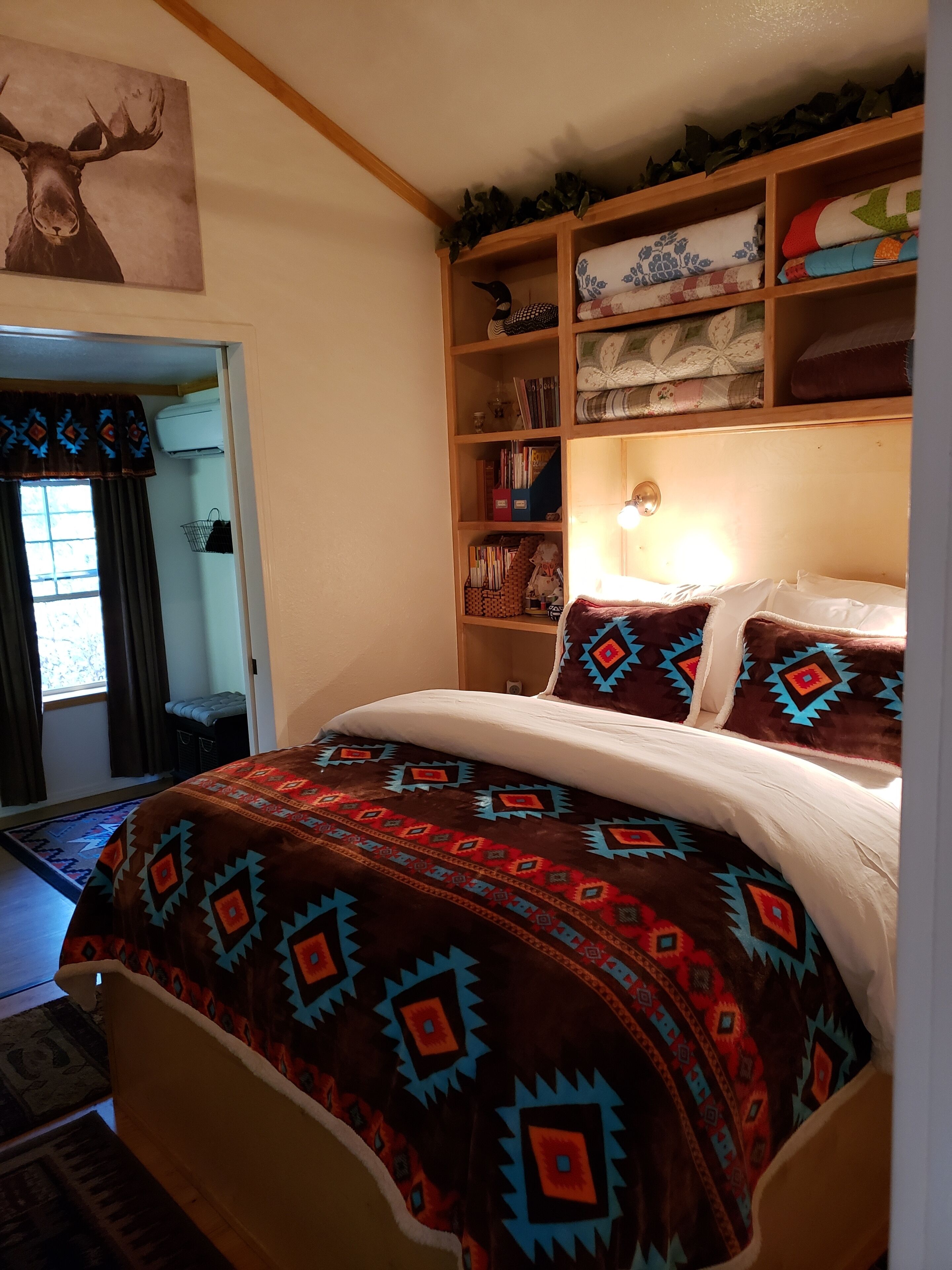 Get away to the cool mountains and relax at the Cuddle Cottage! Double occupancy