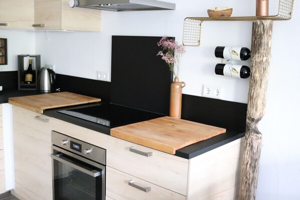 KĂŒhlschrank, Mikrowelle, Ofen, Herdplatte