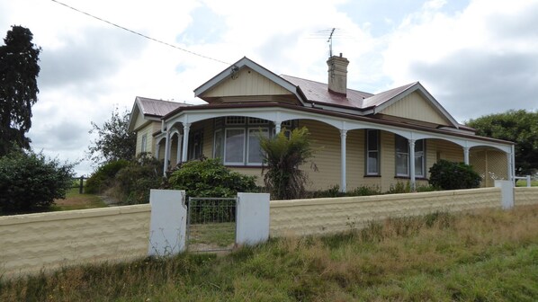 المنشأة من الخارج