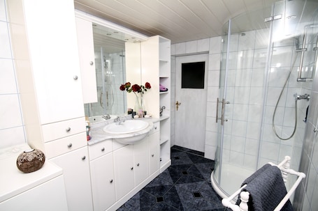 Dusche, Haartrockner, Handtücher, Seife. 2-Raum Ferienwohnung Sonnenaufgang im schönen Muldental