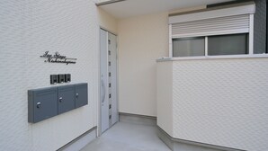 Ein sauberes, modernes Gebäude mit einer Schrifttafel, auf der "Ice Stage Nishinakayama" steht.