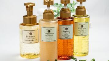 Separate bathtub and shower, hair dryer, slippers, electronic bidet