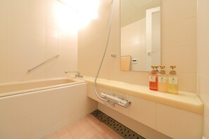 Apartamento, 1 habitación | Baño | Bañera y ducha independientes y artículos de higiene personal gratuitos