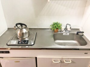 Căn hộ Tiêu chuẩn, 1 phòng ngủ | Bếp nhỏ riêng | Tủ lạnh, lò vi sóng, bếp nấu, ấm điện 