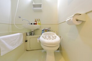 Departamento, 1 habitación | Baño | Tina y regadera independientes y amenidades de baño gratuitas 