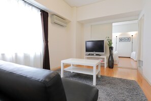 アパートメント 1 ベッドルーム (Large) | リビングルーム | 43 インチの薄型 テレビ (デジタル放送視聴可)、テレビ