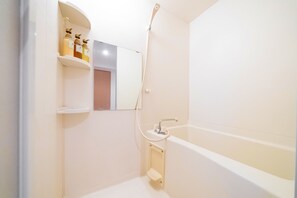 Studio | Badrum | Badkar och dusch, gratis toalettartiklar, hårtork och tofflor
