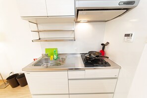 Loft | Private kitchen | Fridge, microwave, stovetop, electric kettle - Grandouce Shin-Imamiya-Nishi (Osaka)