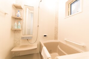 Studio | Badezimmer | Badewanne und Dusche (separat), kostenlose Toilettenartikel