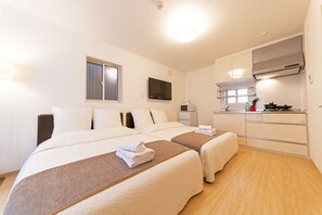 Studio | Schreibtisch, laptopgeeigneter Arbeitsplatz, Verdunkelungsvorhänge