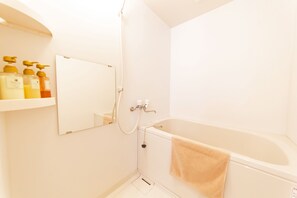 Apartamento, 1 habitación | Baño | Bañera y ducha independientes y artículos de higiene personal gratuitos