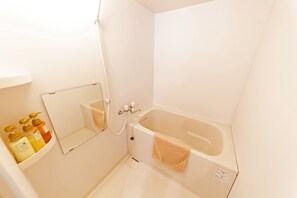 Apartemen, 1 kamar tidur | Kamar mandi | Bathtub dan shower terpisah dan perlengkapan mandi gratis