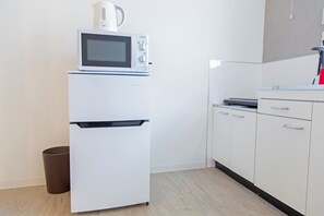 Maison, 1 chambre | Cuisine privée | Réfrigérateur, micro-ondes, plaque de cuisson, bouilloire électrique