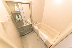 Apartemen, 2 kamar tidur | Kamar mandi | Bathtub dan shower terpisah dan perlengkapan mandi gratis