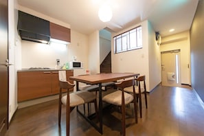 House, 1 Bedroom | In-room dining