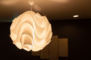 Un luminaire suspendu de forme sphérique, doté d’un design épuré et aux lignes fluides.
