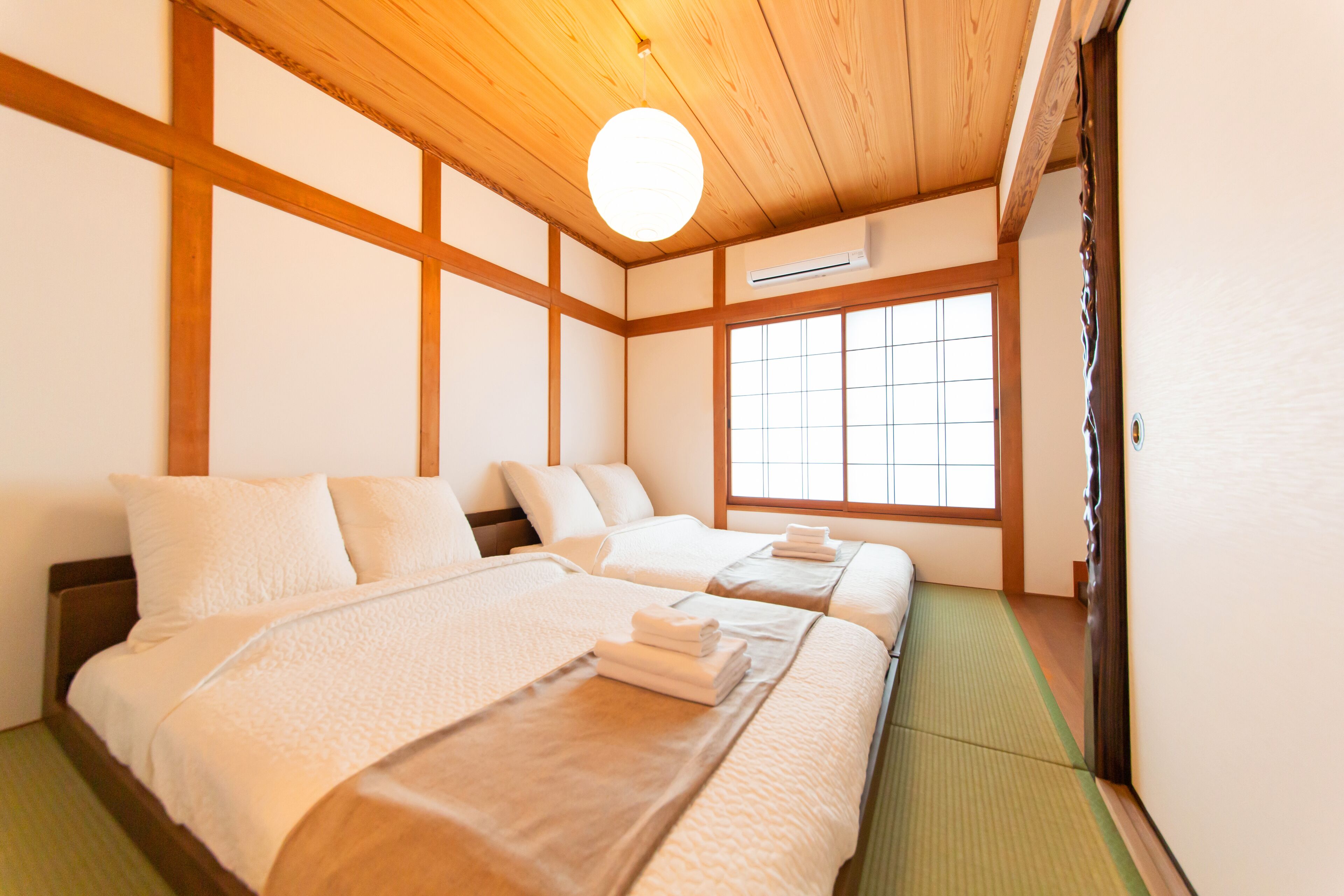 3 bedrooms, desk, laptop workspace, blackout curtains