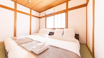 3 bedrooms, desk, laptop workspace, blackout curtains