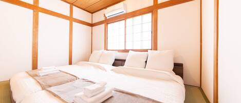 3 phòng ngủ, bàn, khu vực làm việc phù hợp cho laptop, màn/rèm cản sáng