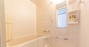 Salle de bain | Baignoire et douche séparées, articles de toilette gratuits
