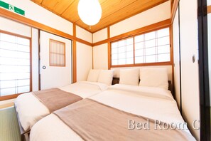 3 makuuhuonetta, työpöytä, kannettavalle tietokoneelle sopiva työtila