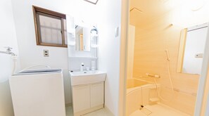 Kylpyhuone | Erillinen kylpyamme ja suihku, ilmaiset hygieniatuotteet