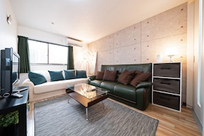 Appartement, 1 chambre | Salle de séjour | Télévision à écran plat de 43 pouces avec chaînes numériques, télévision