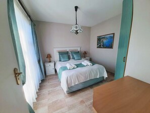 Individually decorated, individually furnished, desk, laptop workspace - Silverdunes Holiday Accommodation (Betty's Bay)