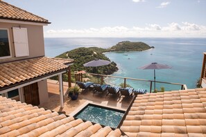 A rooftop pool with a view of the sea and a small island. - Villa Zusammen- Gorgeous Views Above Klein Bay! South shore View (St John)