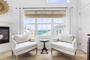 Studio Suite Romantis, 1 Tempat Tidur King, pemandangan samudra | Seprai premium, isi minibar gratis, dan didekorasi berbeda-beda