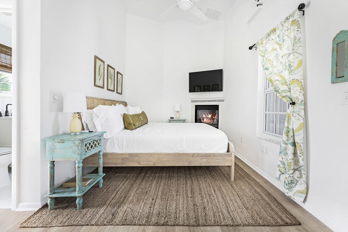 Suite estudio Deluxe, 1 cama King size, balcón, vista parcial al océano | 1 habitación y ropa de cama de alta calidad