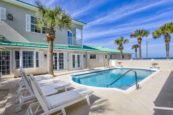 Outdoor pool, pool umbrellas, sun loungers - Island Cottage Inn - Adults Only (Flagler Beach)
