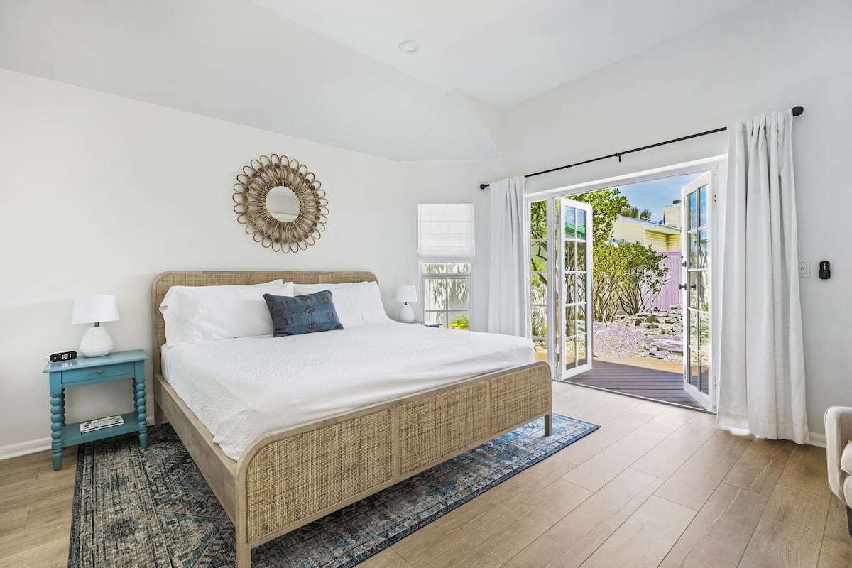 Suite estudio superior, 1 cama King size, vista al jardín | 1 habitación y ropa de cama de alta calidad