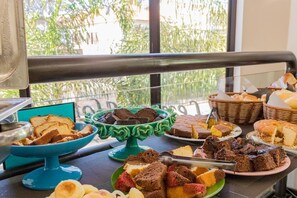 Tägliches inbegriffenes kontinentales Frühstück