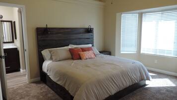 4 bedrooms, iron/ironing board, WiFi, bed sheets