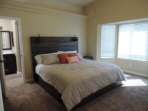 4 bedrooms, iron/ironing board, WiFi, bed sheets