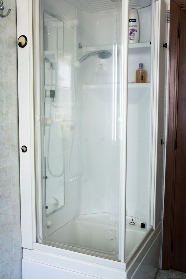 Douche, sèche-cheveux, bidet, savon