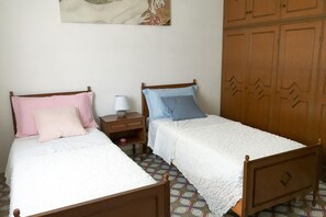 3 habitaciones, tabla de planchar con plancha, wifi y ropa de cama 