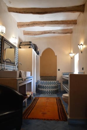 Suite (Gabrielle) | Badezimmer | Dusche, Haartrockner, Handtücher, Seife