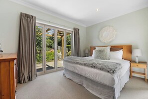 4 bedrooms, desk, iron/ironing board, WiFi - Pinnacle Villa by MajorDomo - Retreat with Hot Tub (Lower Shotover)
