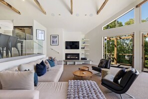 TV, fireplace, stereo