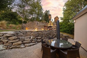 Outdoor dining - Pinnacle Villa by MajorDomo - Retreat with Hot Tub (Lower Shotover)