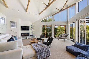 تلفزيون، مدفأة، ستيريو