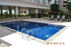 Pool - Ocean view! Cozy and quaint studio by the sea! Everything in walking distance! (Honolulu)