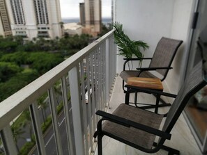 Property grounds - Ocean view! Cozy and quaint studio by the sea! Everything in walking distance! (Honolulu)