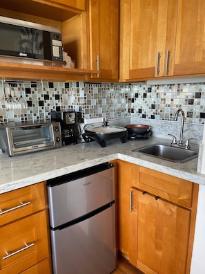 Private kitchen - Ocean view! Cozy and quaint studio by the sea! Everything in walking distance! (Honolulu)